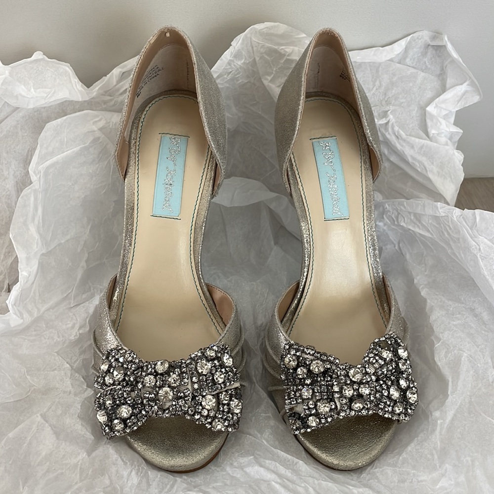 RARE Betsy Johnson Landin Pump - Silver